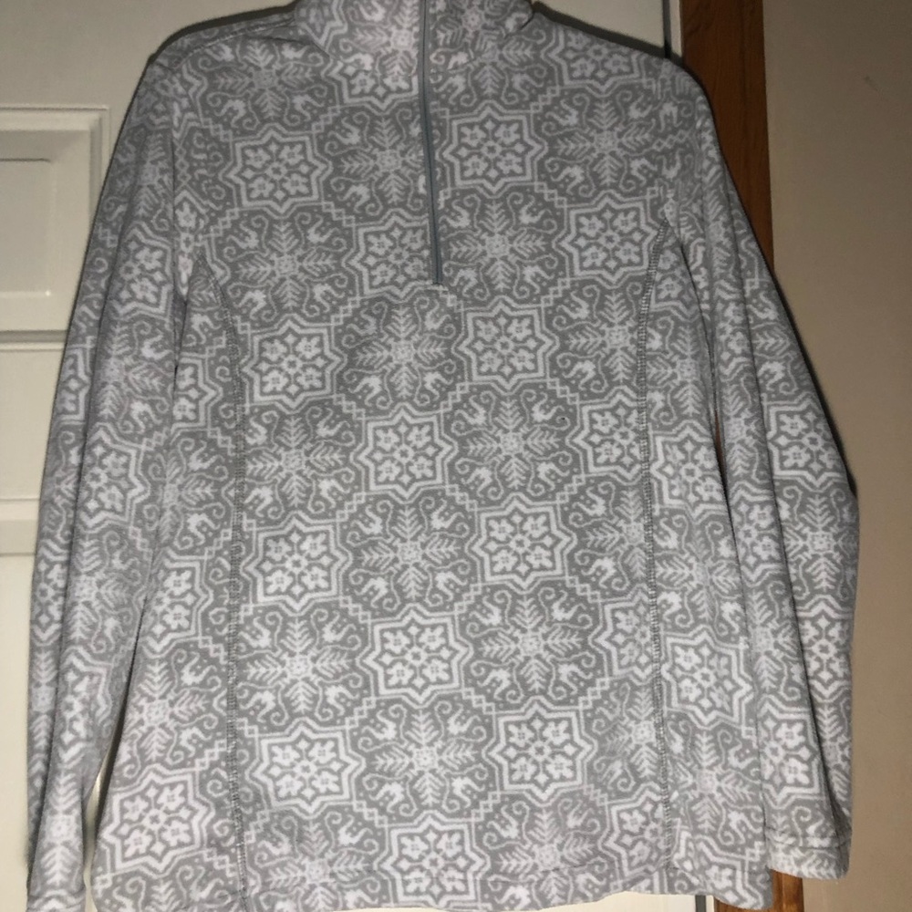 Chic Gray And White Snowflake Patterned Sweater - image 2